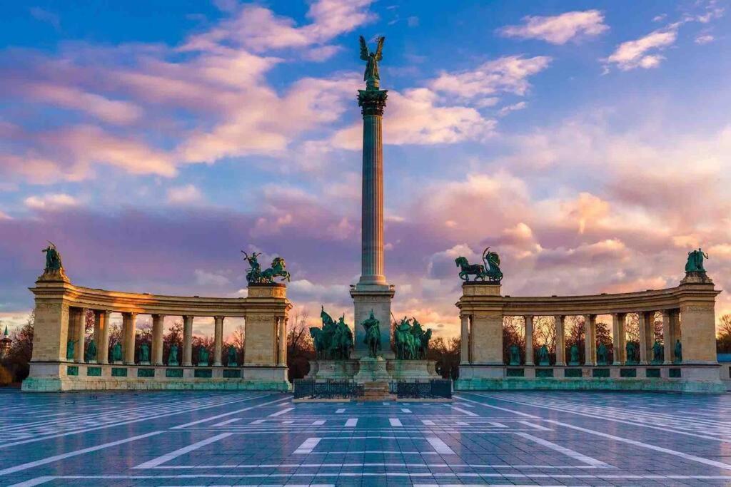 Perfect Location,Newly Decorated Modern, Large Place 60 M2, Really Quiet So You Can Have A Good Night Sleep, Ac, Netflix, Smart Tv, High-Speed Internet, World Famous New York Cafe Only 10 Minutes Walk Budapest Exterior foto