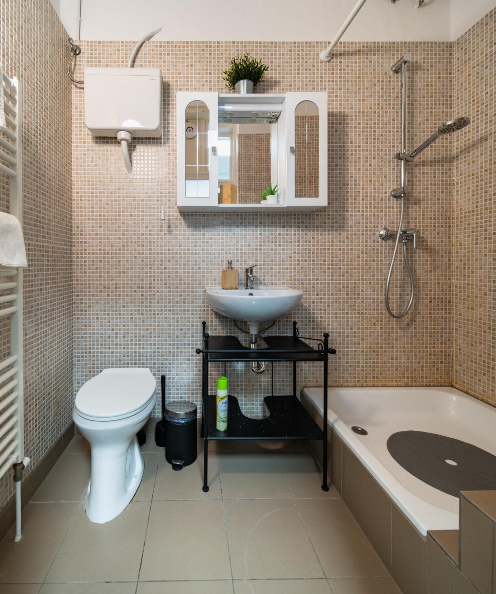 Perfect Location,Newly Decorated Modern, Large Place 60 M2, Really Quiet So You Can Have A Good Night Sleep, Ac, Netflix, Smart Tv, High-Speed Internet, World Famous New York Cafe Only 10 Minutes Walk Budapest Exterior foto